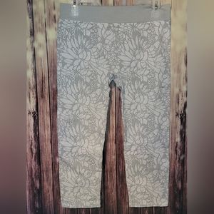 Fabletics Knit Cropped Leggings - Medium - Gray/White - EUC